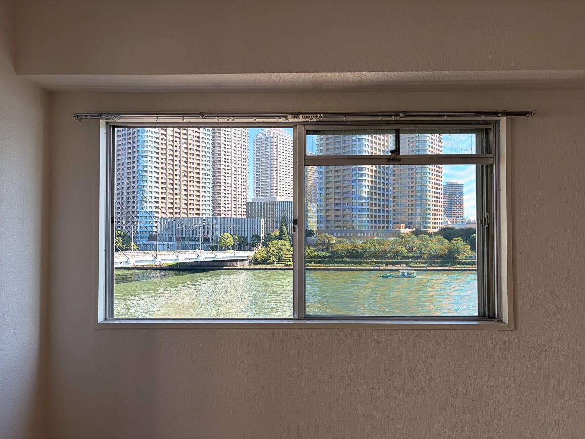 中央区新川の賃貸物件/窓越しに地面は見えず、川に浮かんでいるよう