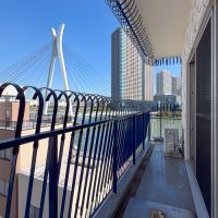 中央区新川の賃貸物件/バルコニー。川を渡る中央大橋がダイナミック