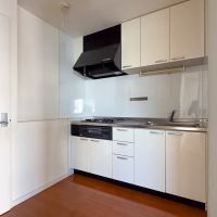中央区新川の賃貸物件/キッチンは3口ガスコンロでグリル付き