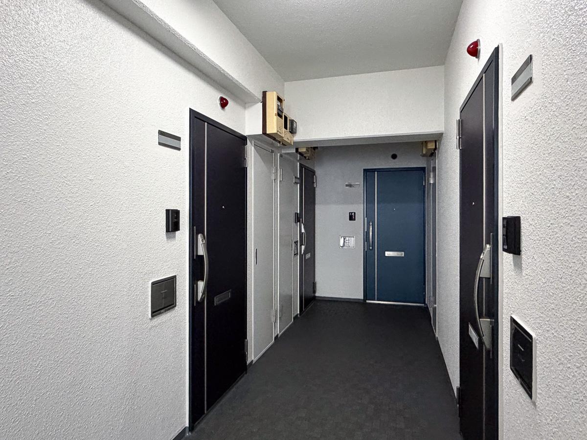 中央区新川の賃貸物件/左奥のドアの先がお部屋です