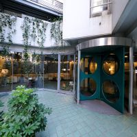 渋谷区渋谷の賃貸物件/回転ドアのあるエントランス