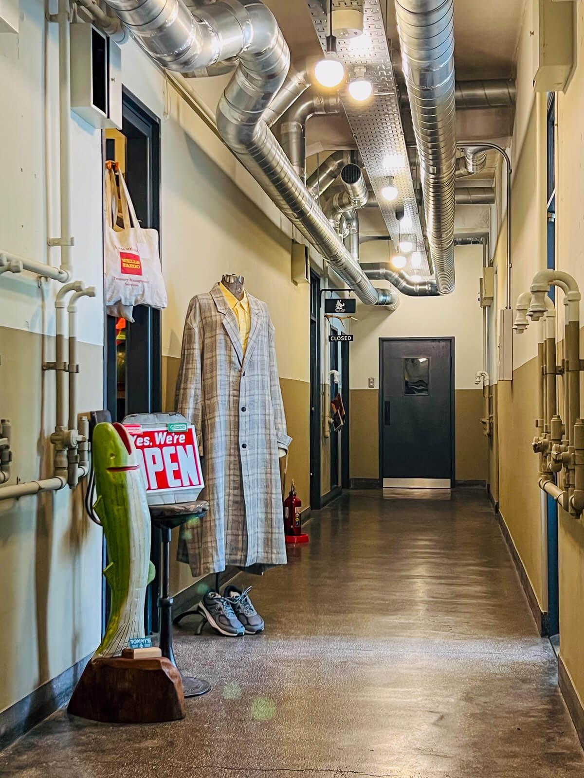 台東区蔵前の賃貸物件/募集する区画の先にある2階の共用廊下。お店の看板などが出ていて、のぞいてみたくなる雰囲気があります。募集する区画は写真奥です