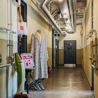 台東区蔵前の賃貸物件/募集する区画の先にある2階の共用廊下。お店の看板などが出ていて、のぞいてみたくなる雰囲気があります。募集する区画は写真奥です