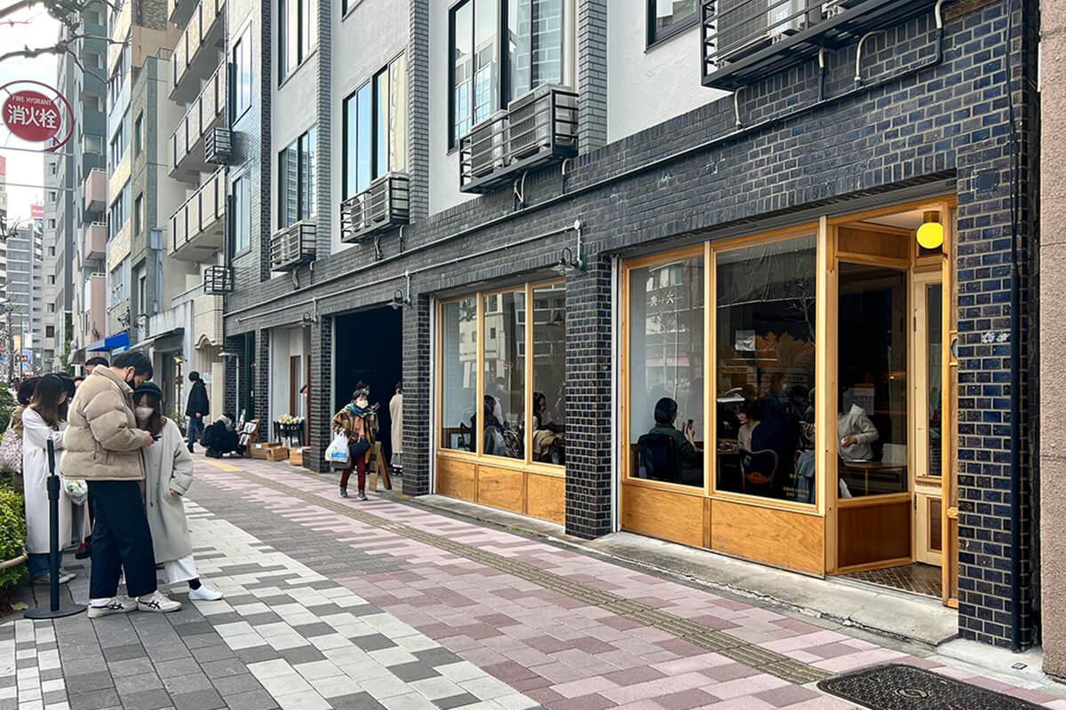 台東区蔵前の賃貸物件/「喫茶半月」は列をつくるほど。お茶と買い物が楽しめるビルです