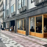 台東区蔵前の賃貸物件/「喫茶半月」は列をつくるほど。お茶と買い物が楽しめるビルです