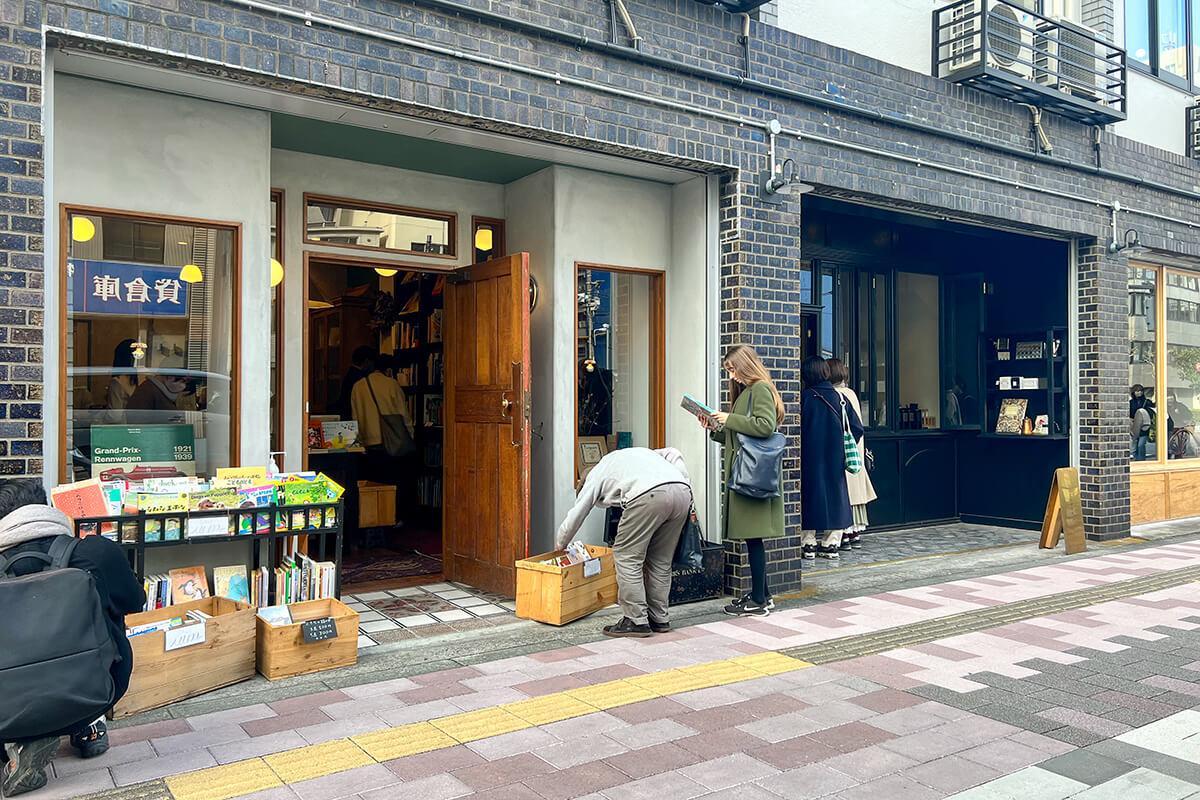 台東区蔵前の賃貸物件/左側は古書店「Frobegue」で、隣は「半月焙煎研究所」