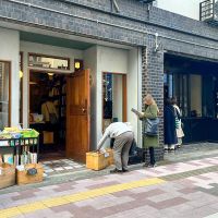 台東区蔵前の賃貸物件/左側は古書店「Frobegue」で、隣は「半月焙煎研究所」