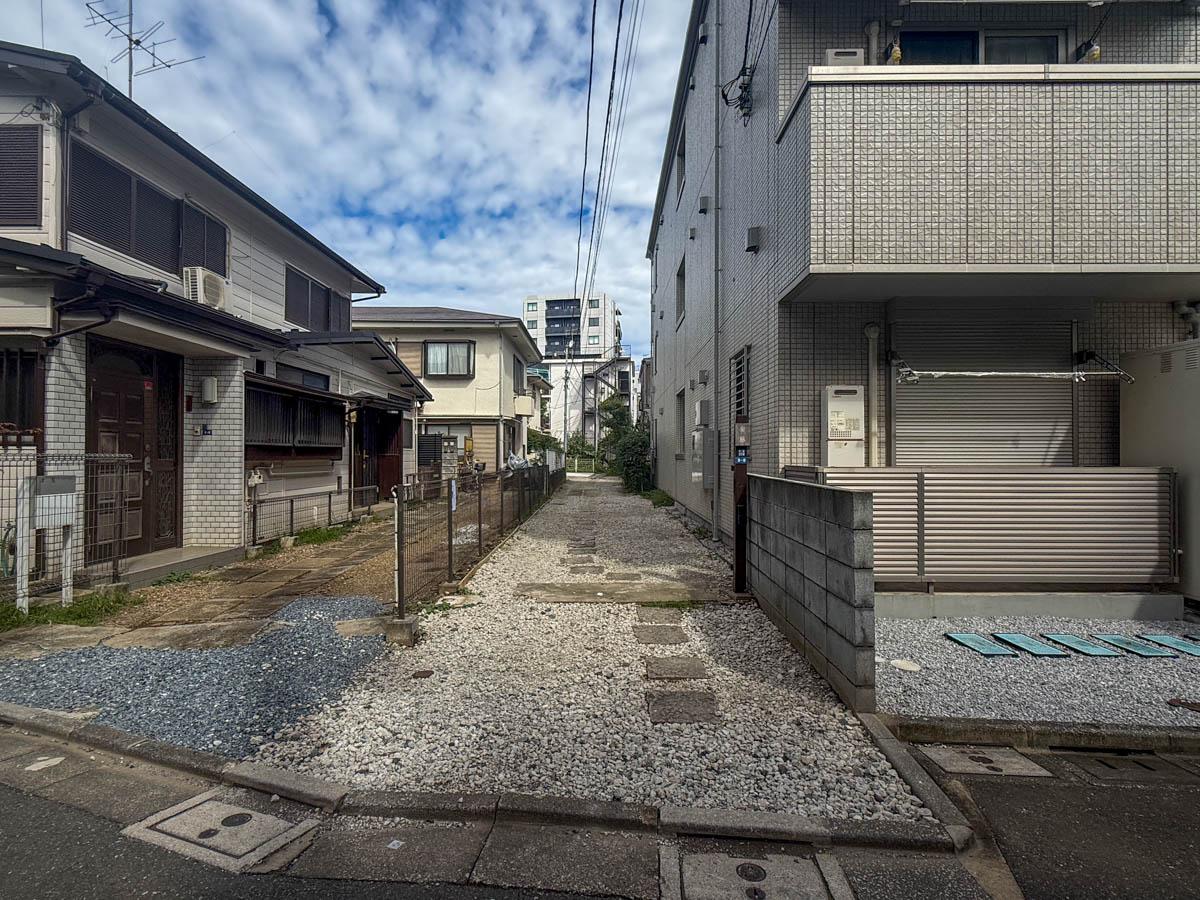 北区中里の賃貸物件/細いアプローチを抜けた先に今回の物件が待っています。大きな車の駐車は難しいかもしれません。サイズは現地でご確認ください
