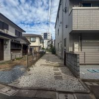 北区中里の賃貸物件/細いアプローチを抜けた先に今回の物件が待っています。大きな車の駐車は難しいかもしれません。サイズは現地でご確認ください