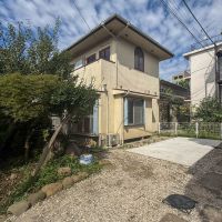 北区中里の賃貸物件/こちらの戸建をリノベーションしました！駐車場脇のアプローチは奥にある別のマンション・戸建と共有の通路となります