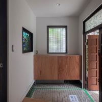 北区中里の賃貸物件/広めの玄関。木製の玄関ドアやステンドグラスは残して改装しています