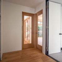 北区中里の賃貸物件/玄関を反対のアングルで、リビングと2つの洋室の扉が並びます