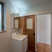 北区中里の賃貸物件/洗面上にはレトロな照明を残しています