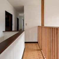 北区中里の賃貸物件/階段上がって2階へ。右側が吹き抜けになっています