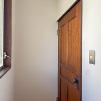 北区中里の賃貸物件/2階の奥にある洋室が趣ある。レトロな木製の扉も素敵です