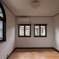 北区中里の賃貸物件/レトロな照明や木製窓を生かしています