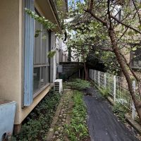 北区中里の賃貸物件/黒い防草シートが敷かれた部分で家庭菜園や、お庭づくりを楽しんでもいい