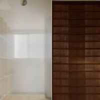 神奈川県横浜市旭区中希望が丘の売買物件/ステンレスの鏡面壁に古材の扉の組み合わせがかっこいい