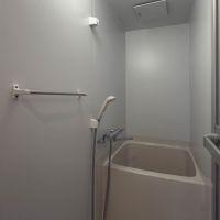 神奈川県横浜市旭区中希望が丘の売買物件/浴室はコンパクトめ。浴槽は体育座りで入るサイズ