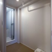 神奈川県横浜市旭区中希望が丘の売買物件/洗濯機置き場の上には室内干しするスペースがあります