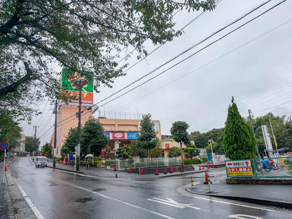 神奈川県横浜市旭区中希望が丘の売買物件/建物からすぐの場所にスーパーがあるのが便利