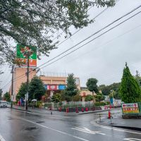 神奈川県横浜市旭区中希望が丘の売買物件/建物からすぐの場所にスーパーがあるのが便利