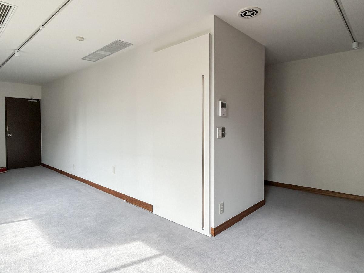 文京区春日の賃貸物件/室内別角度から。室内中央のスペースに洗面台とトイレがまとまっています