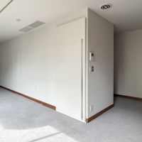 文京区春日の賃貸物件/室内別角度から。室内中央のスペースに洗面台とトイレがまとまっています