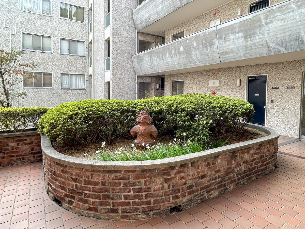文京区春日の賃貸物件/土偶がひょっこりと佇んでいます