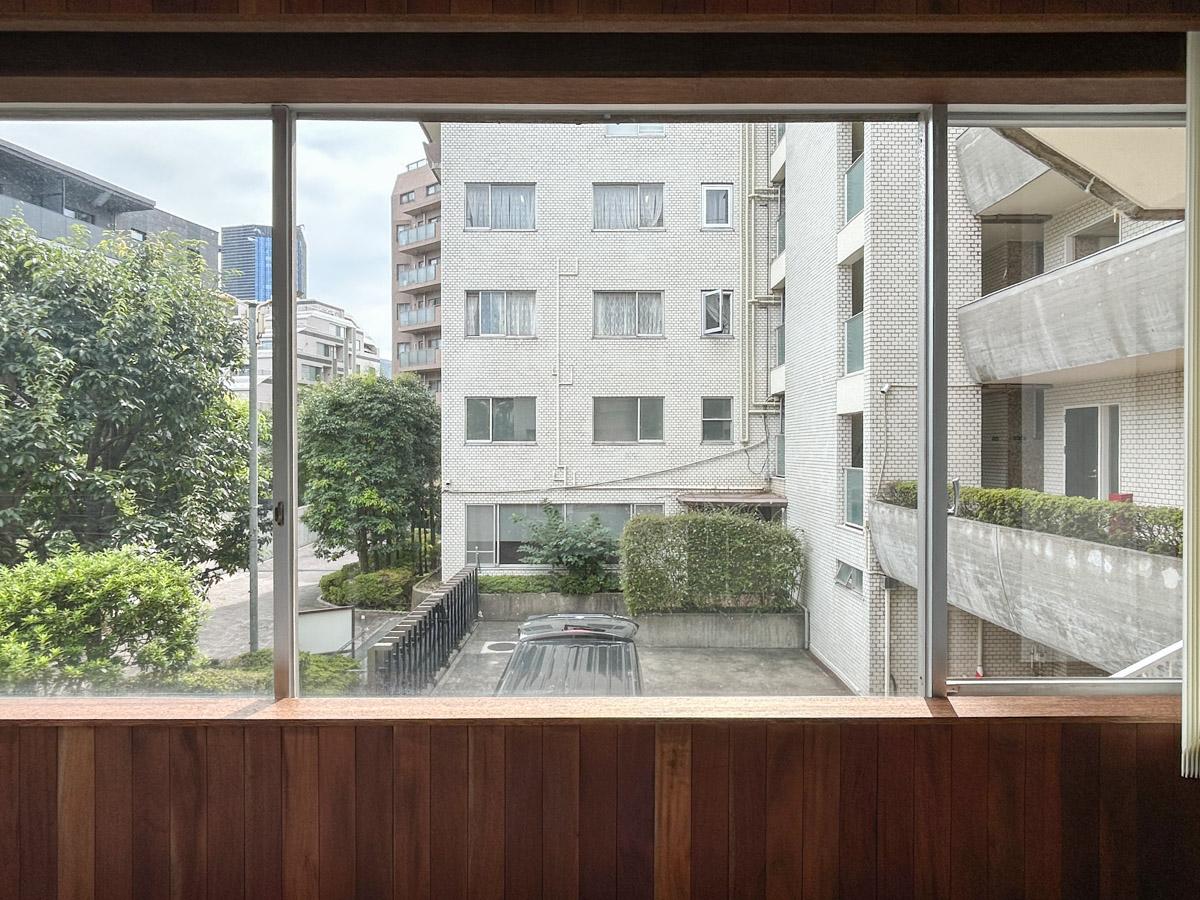 文京区春日の賃貸物件/窓の外は駐車場。入居者さんの行き来があります