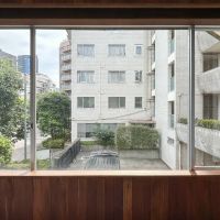 文京区春日の賃貸物件/窓の外は駐車場。入居者さんの行き来があります