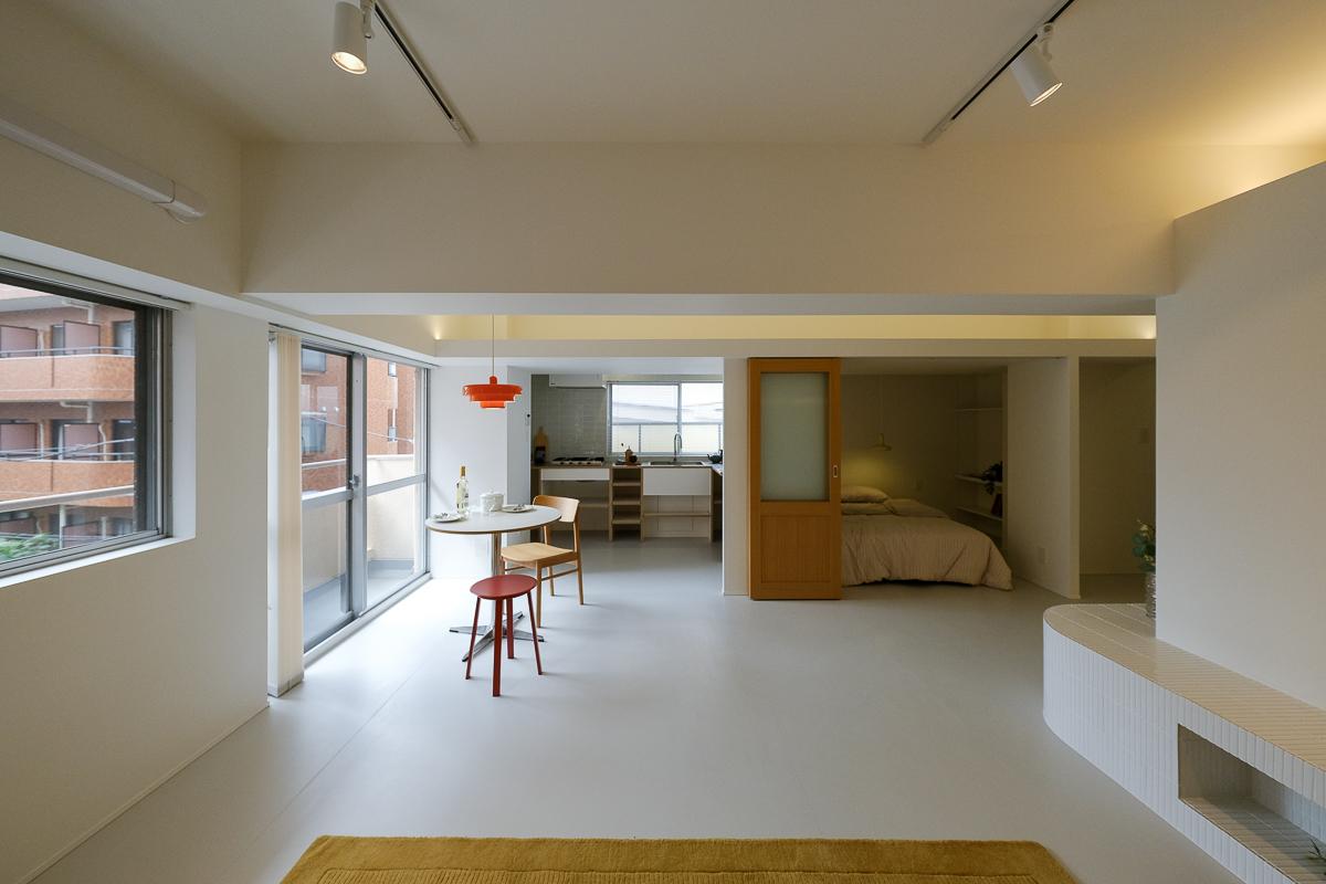 世田谷区宮坂の売買物件/周囲には建物が立つものの、二面に窓があるおかげでしっかりと光が入ります