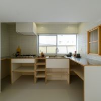 世田谷区宮坂の売買物件/窓が目の前にあり、光を感じながら料理ができるキッチン