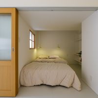 世田谷区宮坂の売買物件/リビングを広く取るため、ベッドがすっぽりと収まるサイズに留めた洋室。脇には収納棚
