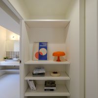 世田谷区宮坂の売買物件/洗面室前には、飾り棚としても収納棚としても使えるスペース