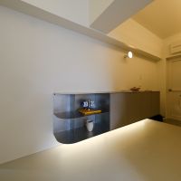 世田谷区宮坂の売買物件/玄関ホール。靴棚を浮かせ、下に間接照明を仕込むというニクい仕上がり