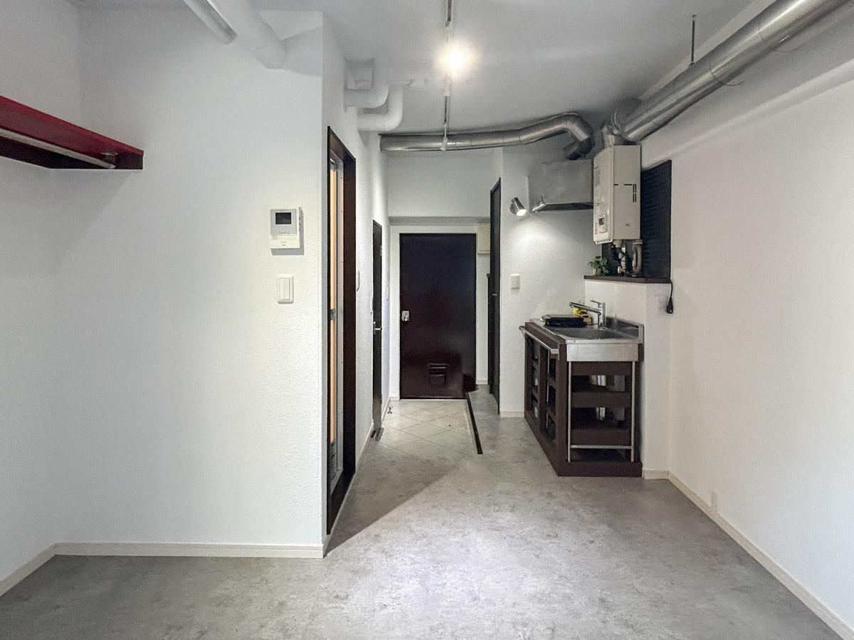 港区南青山の賃貸物件/コンパクトなワンルーム。白塗装の内壁と天井を辿る配管がほんのりとインダストリアルな雰囲気を出しています