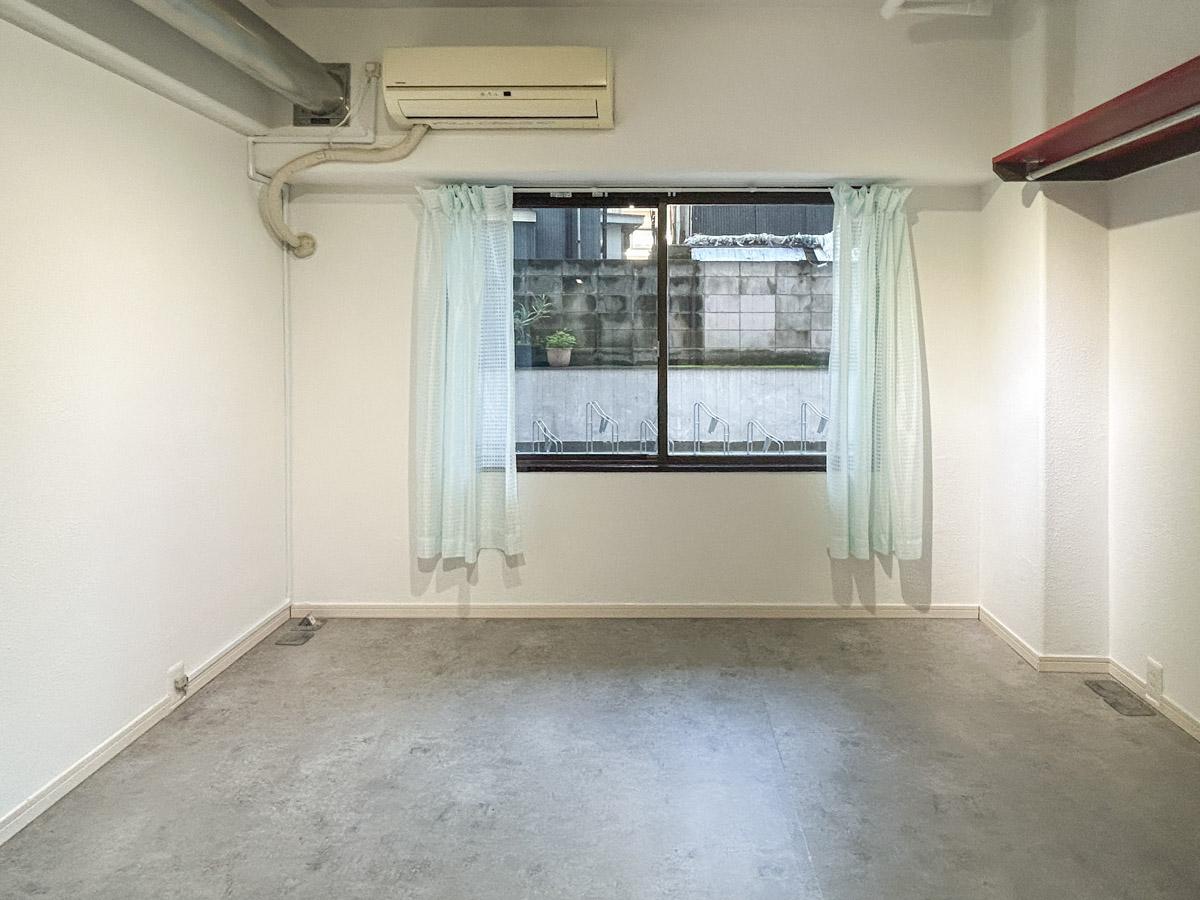 港区南青山の賃貸物件/南向きですが、直接自然光が入ってくるような区画ではありません