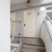 世田谷区世田谷の賃貸物件/玄関。エレベーターはないのでご注意を