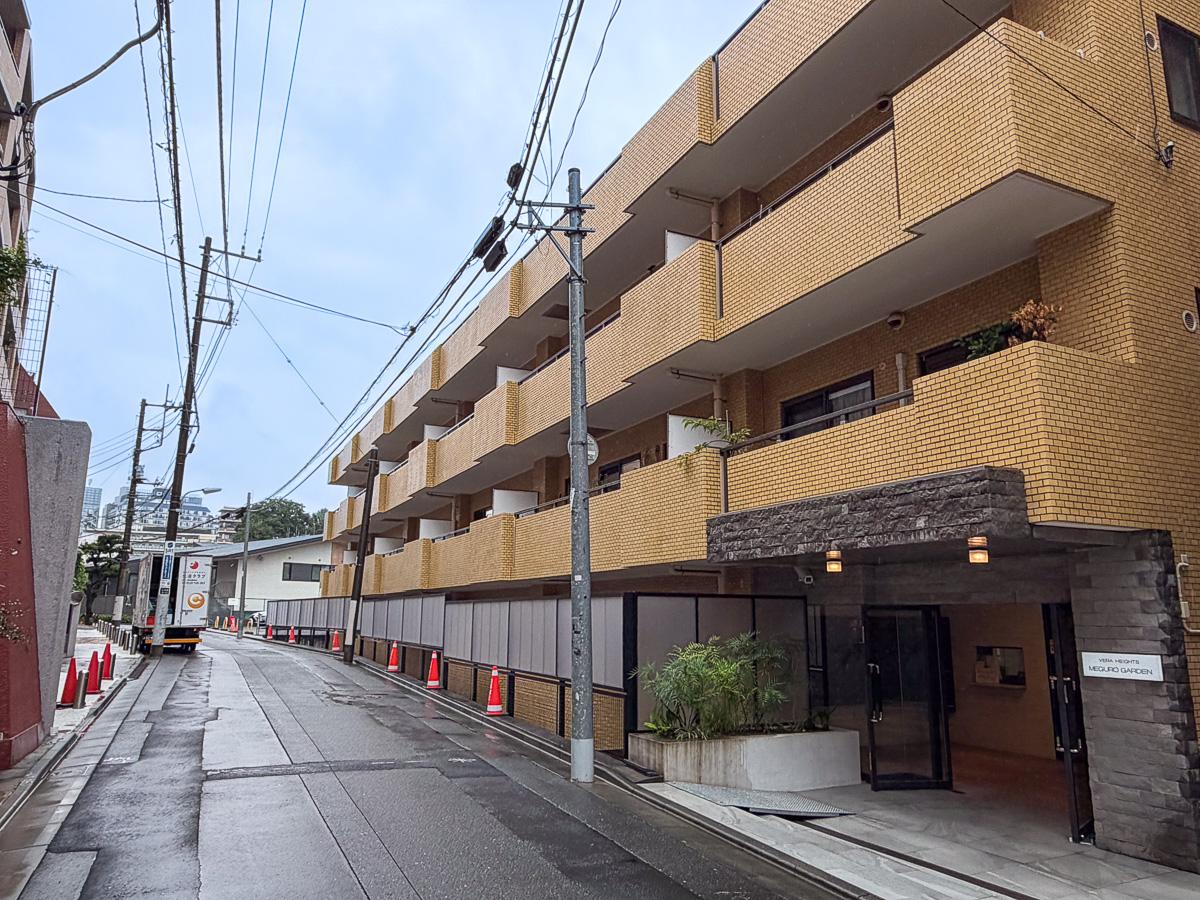 品川区上大崎の賃貸物件/横に長く伸びる低層マンション