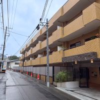 品川区上大崎の賃貸物件/横に長く伸びる低層マンション