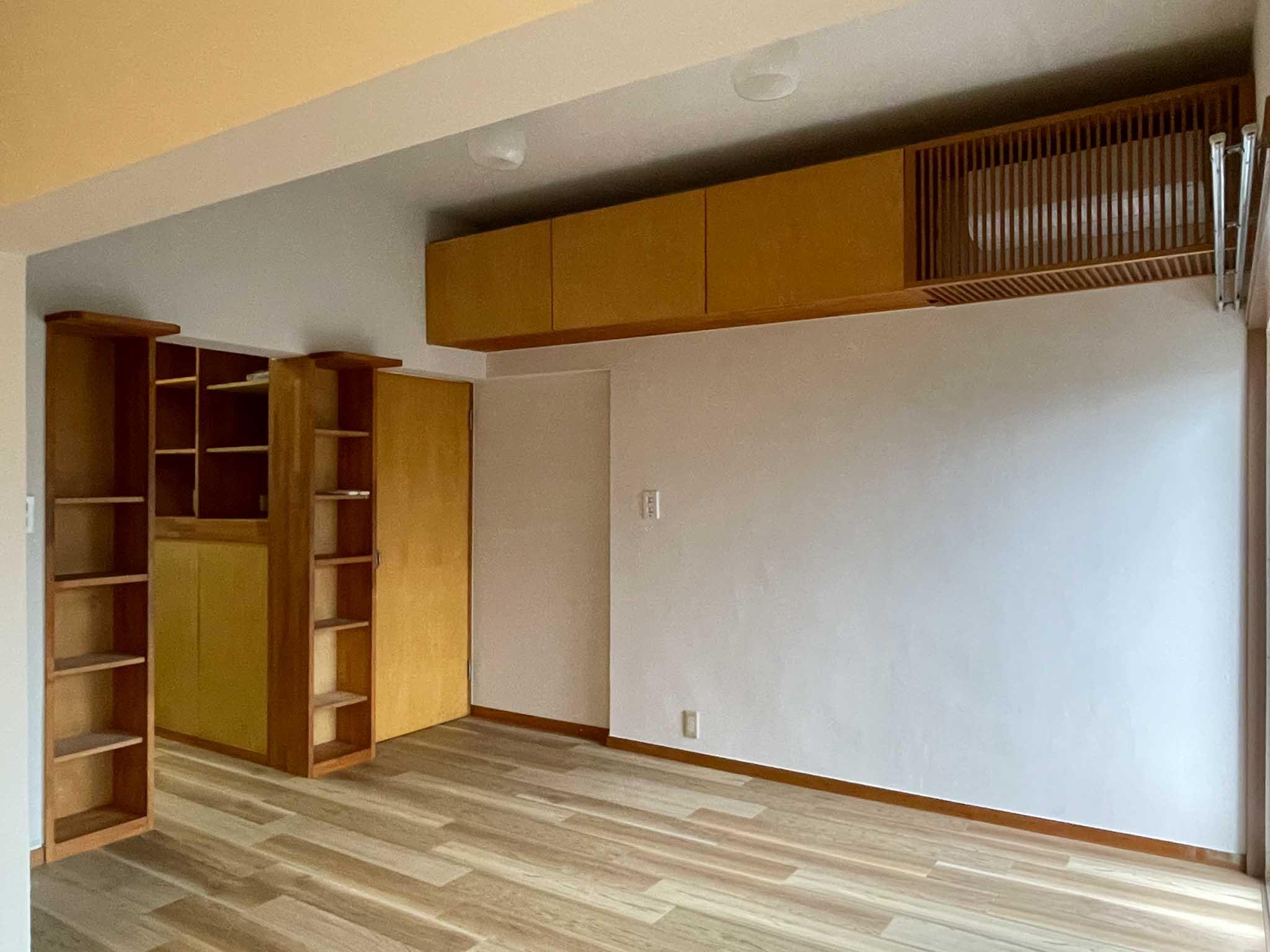 杉並区高円寺の賃貸物件/リビング、東側：キッチンとの間に収納棚。案外、役立つかも