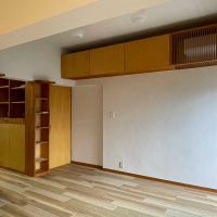 杉並区高円寺の賃貸物件/リビング、東側：キッチンとの間に収納棚。案外、役立つかも