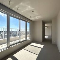 目黒区自由が丘の賃貸物件/スペースを分断している箱はトイレ、奥に見えるLDKを延長してリビング的に使うのか、用途を分けてここだけ爽快な仕事場にする使い方も