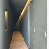 目黒区自由が丘の賃貸物件/寝室に向かう廊下の両側に収納やバスルームが並びます