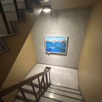 目黒区自由が丘の賃貸物件/共用部に絵が飾られていたりと温かな雰囲気のマンション