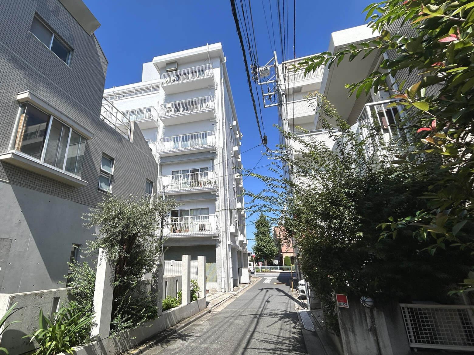 目黒区自由が丘の賃貸物件/白いマンションの南向き最上階です