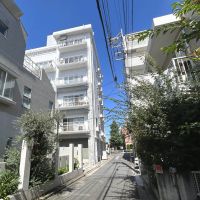 目黒区自由が丘の賃貸物件/白いマンションの南向き最上階です