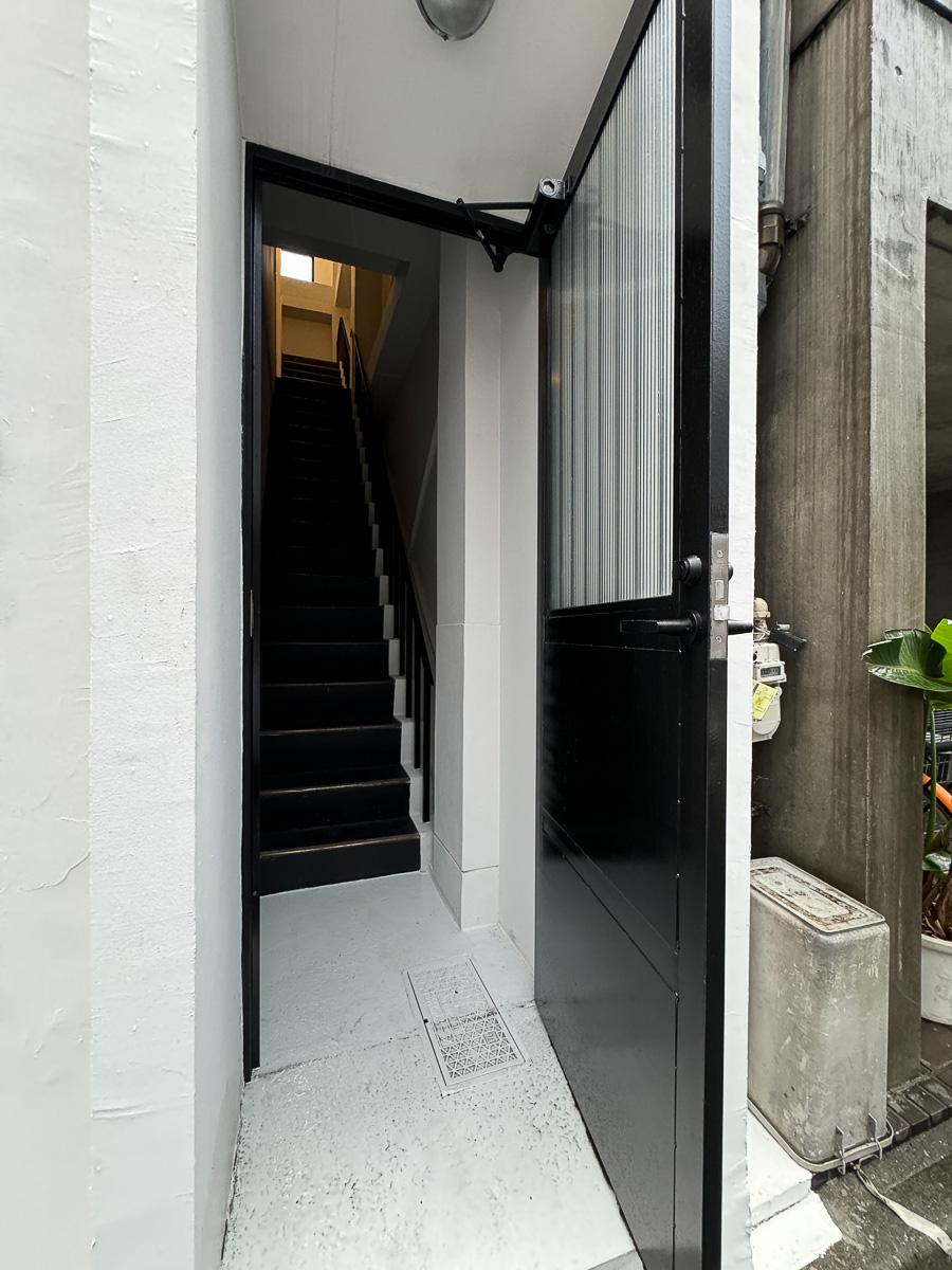 港区芝の賃貸物件/黒く重厚な扉を開けると、ひっそりとした出入り口