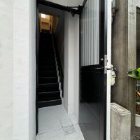 港区芝の賃貸物件/黒く重厚な扉を開けると、ひっそりとした出入り口